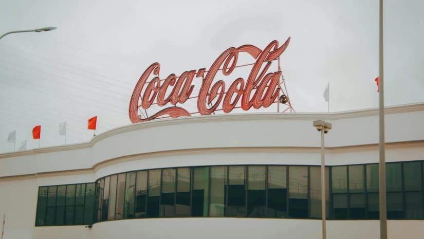 Coca-Cola-ს შემოსავლებმა მოლოდინს გადააჭარბა, კომპანიის აქციები მკვეთრად გაიზარდა