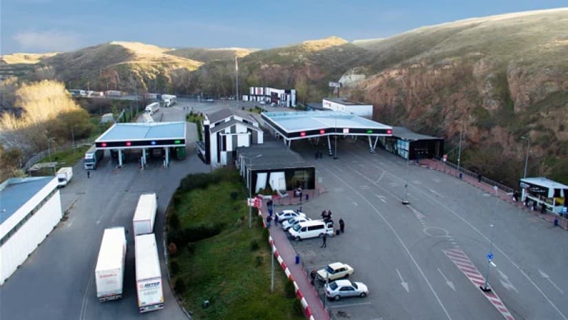 საქართველო-სომხეთის საზღვარზე შემოსული ჯამში 61 ტონამდე ხახვი და ატამი ექსპორტიორ ქვეყანაში გააბრუნეს - RS