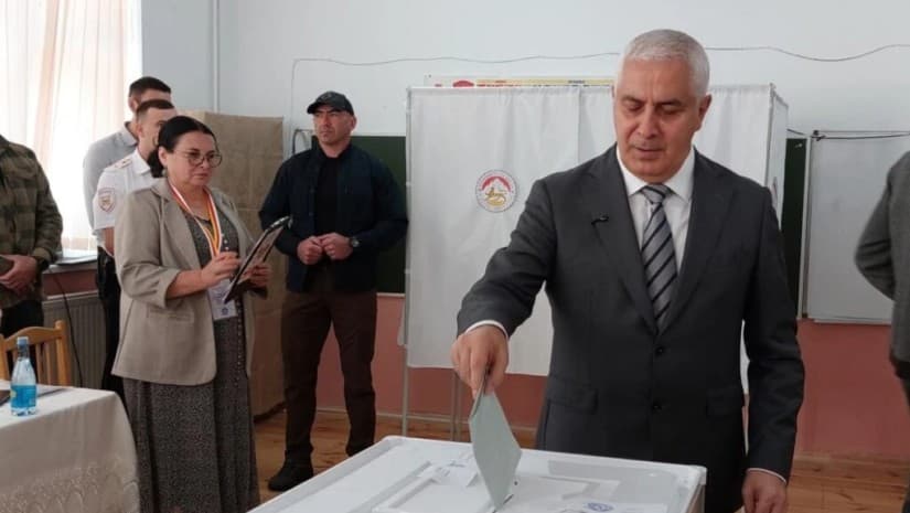 სამხრეთ ოსეთის ე.წ. საპრეზიდენტო არჩევნებში მოსკოვის ყოფილი მაღალჩინოსანი მარატ კამბოლოვი იმარჯვებს