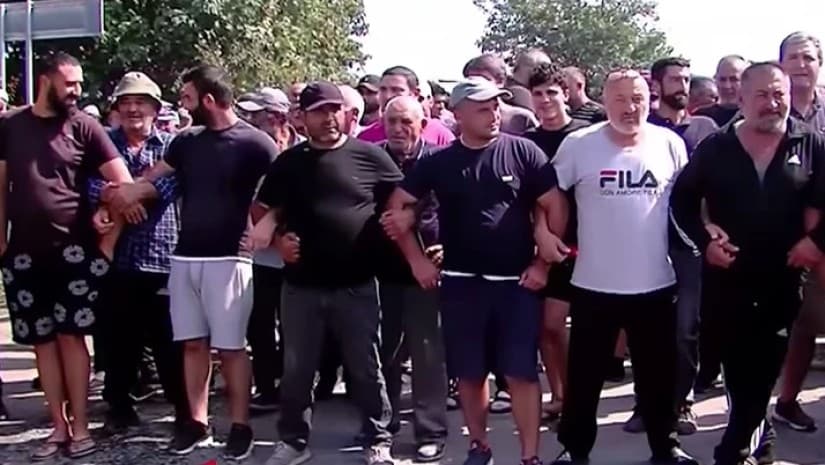 მევენახეებმა კახეთში გზა, რამდენიმე ადგილას გადაკეტეს