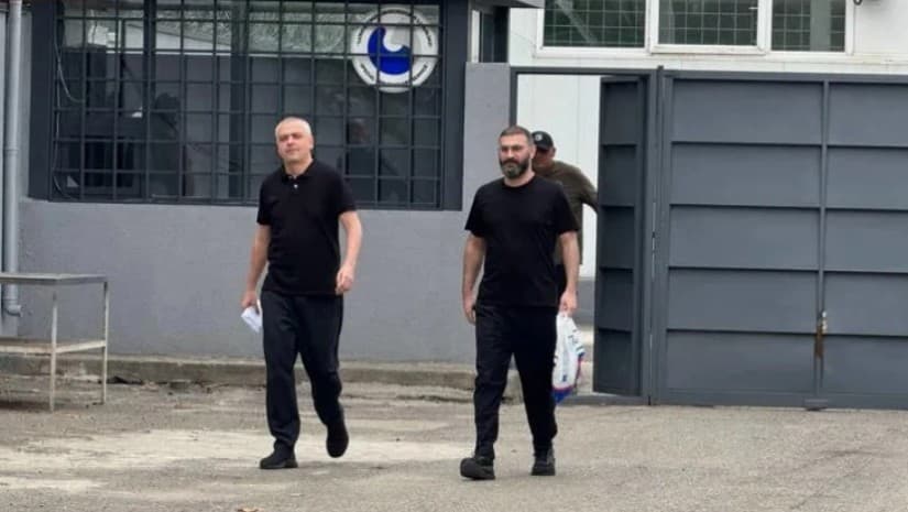 თავდაცვის სამინისტროს კუთვნილი თანხის გაფლანგვისთვის მსჯავრდებულებმა ვასილ მხეიძემ და გიორგი ხაინდრავამ პენიტენციური დაწესებულება დატოვეს