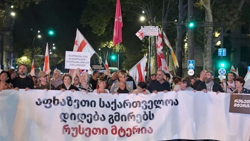 „აფხაზეთი საქართველოა, რუსეთი მტერია“ - სოხუმის დაცემის დღეს თბილისში მსვლელობა გაიმართა