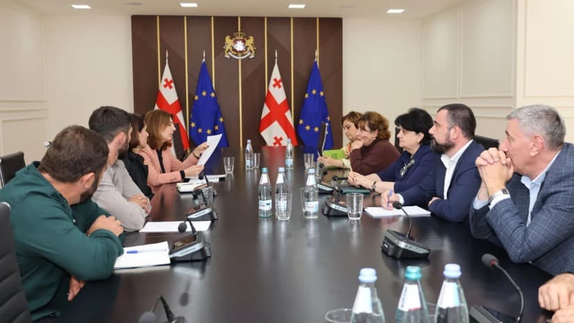 ლაშა ავალიანმა ლორის წარმოების განვითარების საკითხი რაჭული ლორის მწარმოებელთა ასოციაციასთან განიხილა