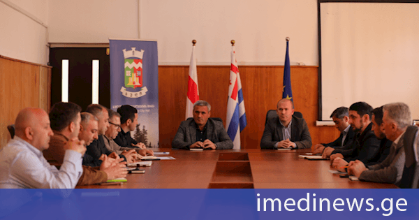 ხულოს მუნიციპალიტეტის მერმა, ვახტანგ ბერიძემ მოადგილეებთან ერთად სამსახურის უფროსებთან სამუშაო თათბირი გამართა