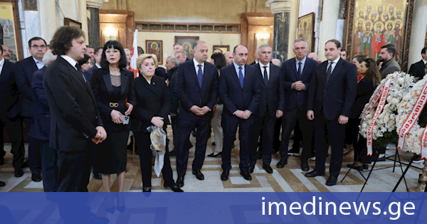 ირაკლი კობახიძე, მთავრობის წევრებთან ერთად, სამების ტაძარში, ოკუპირებული აფხაზეთის რეგიონიდან გადმოსვენებული, 1990-იანი წლების შეიარაღებული მოქმედებების დროს უგზო-უკვლოდ დაკარგული პირების სამოქალაქო პანაშვიდზე იმყოფებოდა