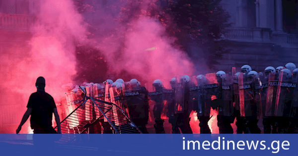 საპროტესტო აქცია ბელგრადში პოლიციასთან შეტაკებაში გადაიზარდა