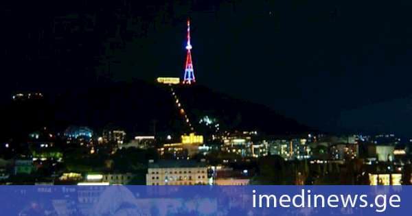 დამოუკიდებლობის დღესთან დაკავშირებით თბილისის ანძა და მშვიდობის ხიდი ეროვნული დროშის ფერებში განათდა