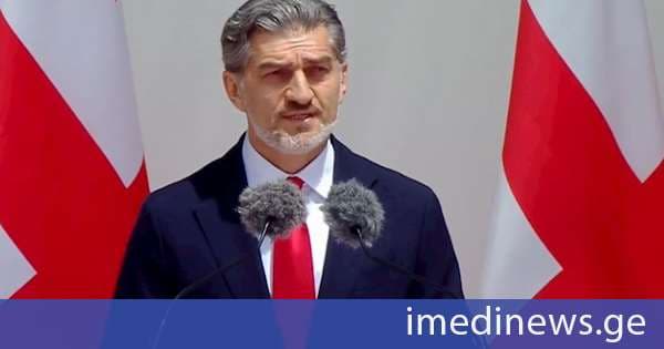 პრეზიდენტი: ყოველი ერის ისტორიაში არის თარიღები, რომელიც მის რაობასა და მომავალს განსაზღვრავს. ქართველი ერისთვის ასეთი დღე - 26 მაისია. 108 წლის წინ, საუკუნოვანი ანექსიის შემდეგ, ქვეყანამ აღიდგინა სახელმწიფოებრიობა და მსოფლიომ იხილა დამოუკიდებელი, თავისუფალი საქართველო