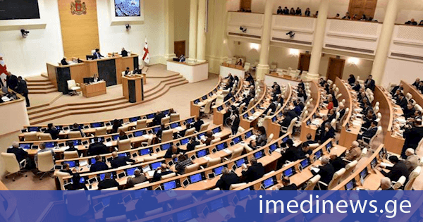 ხმაური პარლამენტში - გახარიას პარტიის წევრების ბრალდებებს, რომ „ქართული ოცნება“ „ნაცებს“ დაემსგავსა, მმართველი გუნდის წევრებმა უპასუხეს და ფრაქცია „საქართველოსთვის“ დეპუტატებს მათ რიგებში მყოფ „ყოფილ ნაცებზე“ მიუთითეს