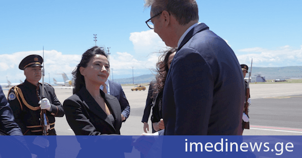 სერბეთის პრეზიდენტს თბილისის საერთაშორისო აეროპორტში ეკონომიკისა და მდგრადი განვითარების მინისტრი მარიამ ქვრივიშვილი დახვდა