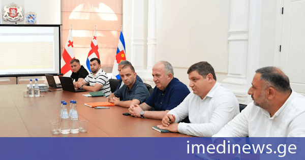 ბათუმის მერმა გიორგი ცინცაძემ მუნიციპალური ორგანიზაციების ხელმძღვანელებთან და ბათუმის ადმინისტრაციული ერთეულების სერვისცენტრების მენეჯერებთან სამუშაო შეხვედრა გამართა