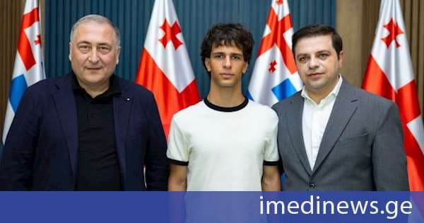 უმაღლეს საბჭოში ახალგაზრდა პროგრამისტსა და გამომგონებელს, ალექსანდრე ცეცხლაძეს უმასპინძლეს