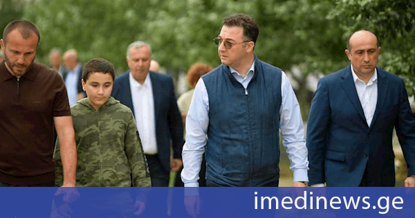 დავით სონღულაშვილი წყალტუბოში ლურჯი მოცვის კრეფის და სარეალიზაციოდ მომზადების პროცესს გაეცნო