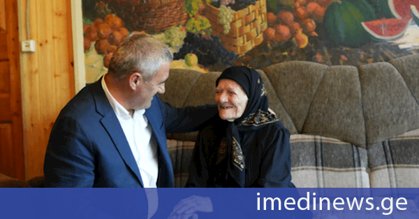 აჭარის ჯანმრთელობისა და სოციალური დაცვის მინისტრმა, ნინო ნიჟარაძემ, ხულოს მუნიციპალიტეტის მერთან, ვახტანგ ბერიძესთან ერთად ხულოში მცხოვრებ სოფია სურმანიძეს და ვეზირ გორგაძეს 100 წლის იუბილე მიულოცა