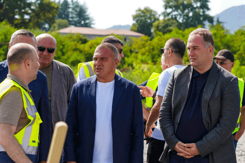 რევაზ სოხაძე კახეთის რეგიონში მიმდინარე საფეხბურთო სავარჯიშო მოედნების მშენებლობის პროცესს ადგილზე გაეცნო