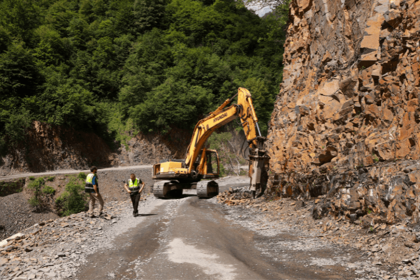 თუშეთისკენ მიმავალი გზის საგზაო მოძრაობის პირობების გაუმჯობესების პროექტი აქტიურად მიმდინარეობს