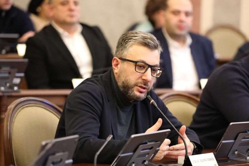 გურამ ნიკოლაშვილი: ლიბერალური ფაშიზმის მორიგი მკაფიო ნიმუში პოლიტიკური რეციდივიზმისკენ მიდრეკილი ელენე ხოშტარიასგან მივიღეთ - შემთხვევითი არ არის, რომ საზოგადოების ეთნიკური და პოლიტიკური ნიშნით პროვოცირების კამპანიებს სწორედ ხოშტარია უდგას ხოლმე სათავეში, რომელიც ამავე დროს სწორედ ოკუპანტი ქვეყნის უწყვეტი დაფინანსებით საზრდოობს