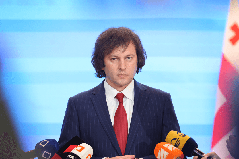 პრემიერი: ე.წ. ოპოზიცია, რომელიც სინამდვილეში არის აგენტურა, გამოდის იმ ინიციატივების წინააღმდეგ, რომელიც დაკავშირებულია ჩვენი საზოგადო მოღვაწეების დაცვასთან, მათი სახელის დაცვასთან, ეს არის აგენტურა, რომელიც იღებს კონკრეტულ დაკვეთებს და დაკვეთა არის ის, რომ მათ უნდა სცადონ რამენაირად ჩვენი ეროვნული იდენტობის შერყევა