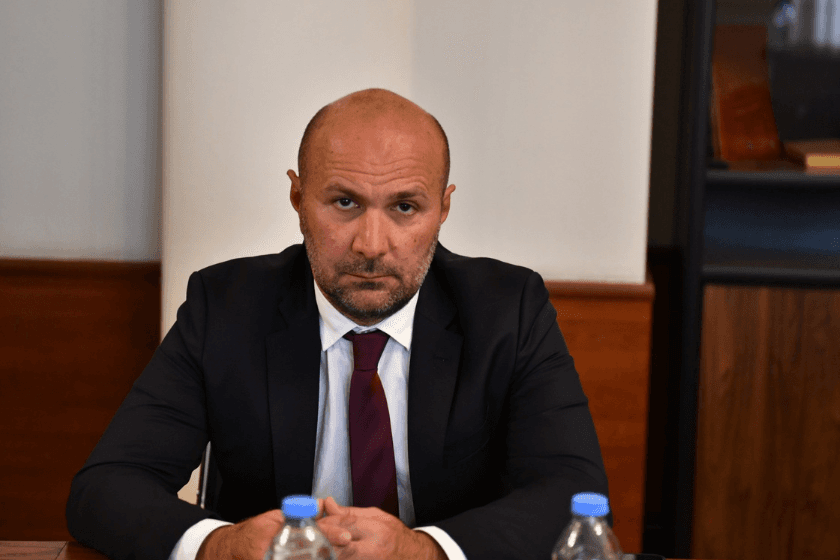 აკაკი ალადაშვილი ოპოზიციაზე: მათ აკრძალული აქვთ საკუთარი ინიციატივით გადადგან რაიმე პოლიტიკური ნაბიჯი, უნდა შეასრულონ მხოლოდ ის, რა დავალებასაც მიიღებენ გარედან - როდესაც ასეთი დავალება აქვთ, მაშინ არც ფულს უდის სუნი, რუსული ბიზნესიც და რუსი ტურისტიც მისაღებია