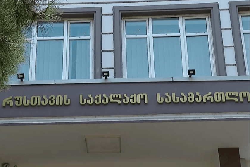 საჯარო სივრცეში შეურაცხმყოფელი სიტყვების გამოყენებისთვის რუსთავის საქალაქო სასამართლომ მოქალაქე ნუგზარ კირთაძე სამართალდამრღვევად ცნო