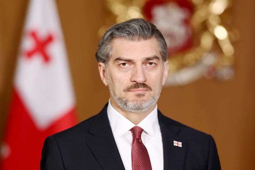 საქართველოს პრეზიდენტი:დღეს ჩვენ პატივს მივაგებთ საქართველოს გმირებს, რომლებმაც ზუსტად 18 წლის წინ ყველაზე ძვირფასი, სიცოცხლე, შესწირეს ჩვენი სამშობლოს თავისუფლებას და დამოუკიდებლობას