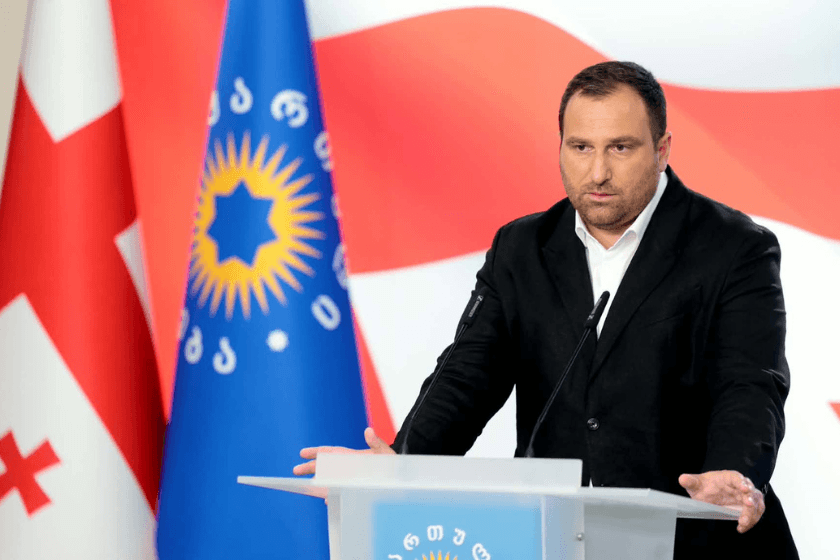 ირაკლი კირცხალია: „სუხიშვილები“, ნიკოლოზ რაჭველი, პაატა ბურჭულაძე 2008 წლის აგვისტოს ომის შემდეგ უარს არ ამბობდნენ რუსეთთან ურთიერთობაზე და იქ საქმიანობაზე, ხოლო  უკრაინაში რუსეთის შეჭრის შემდეგ, მათში პატრიოტულმა გრძნობებმა გაიღვიძა და „ხმალამოღებულები იბრძვიან“ ჩრდილოელი მეზობლის წინააღმდეგ, რაც, ფაქტობრივად, რუსოფობიამდე მივიდა