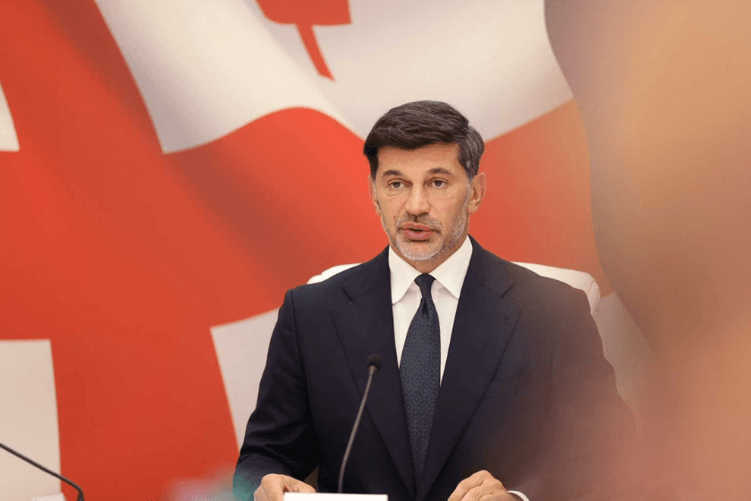 კახა კალაძე: მინდა პატიოსნად, გულწრფელად და ოფიციალურად განვაცხადო, რომ მთელი ეს ინფორმაცია სოციალურ ქსელებში არის აბსოლუტური სიცრუე. ჩვენს ქვეყანაში არავინ ეპყრობა ცუდად არცერთ ტურისტს, რა ეროვნებისაც არ უნდა იყოს - არც რუსებს, არც უკრაინელებს, არც ევროპული, აზიური თუ სხვა ქვეყნების მოქალაქეებს. ჩვენი ხალხი სტუმარს ღვთის საჩუქრად მიიჩნევს