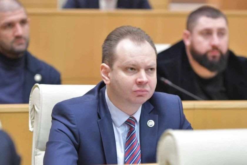 თორნიკე ჭეიშვილი: ზოგიერთი დღემდე თანხებს რუბლებში იღებს მოსკოვიდან, ზოგიერთი თურმე უძრავ ქონებას ასხვისებს რუსეთის მოქალაქეებზე, ახლა გაახსენდათ, რომ რუსეთთან ურთიერთობები არ არის საინტერესო და დაიწყეს ერთგვარი იერიში, რომელიც არის თითიდან გამოწოვილი იმის გათვალისწინებით, რაც მათ წარსულში ჩაუდენიათ