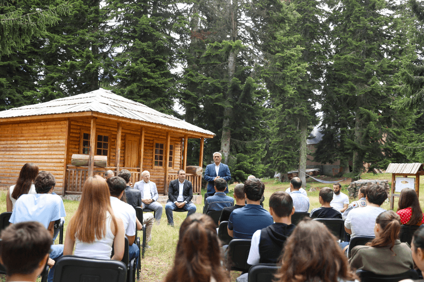 ხულოს მუნიციპალიტეტის მერი ვახტანგ ბერიძე მუნიციპალიტეტის ახალგაზრდებს შეხვდა
