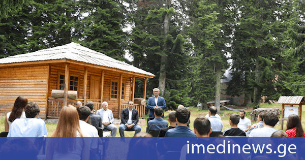 ხულოს მუნიციპალიტეტის მერი ვახტანგ ბერიძე მუნიციპალიტეტის ახალგაზრდებს შეხვდა