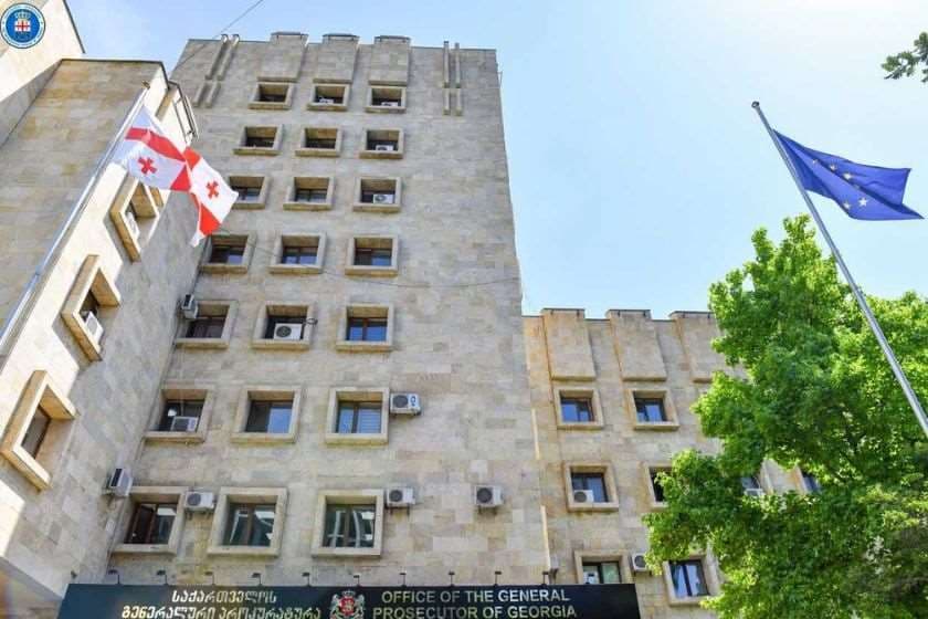 საქართველოს პროკურატურამ დიდი ოდენობით თაღლითობის მცდელობის ფაქტზე დაკავებულ ერთ პირს ბრალდება წარუდგინა