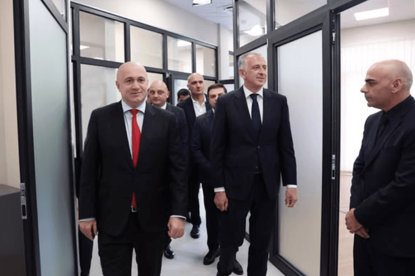 შინაგან საქმეთა მინისტრმა ქობულეთსა და ქედაში პოლიციის ახალი შენობები გახსნა