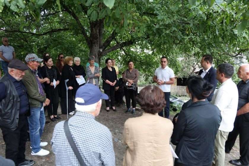 გიორგი ჯინჭარაძე სამეგრელო-ზემო სვანეთის რეგიონში ჭუბერსა და ლატალში მცხოვრებ აფხაზეთიდან დევნილ მოსახლეობას შეხვდა