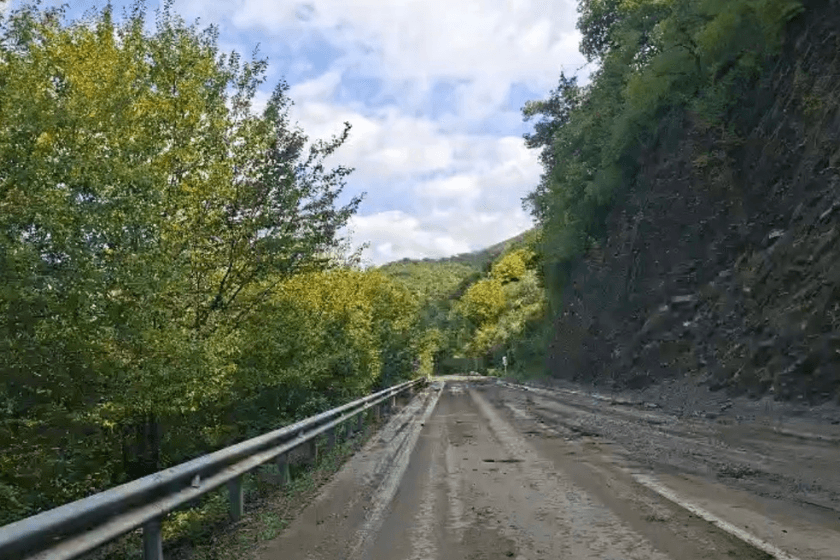 სოფელ თვალივთან ავტოტრანსპორტის მოძრაობა გზის ერთ სამოძრაო ზოლზე აღდგა