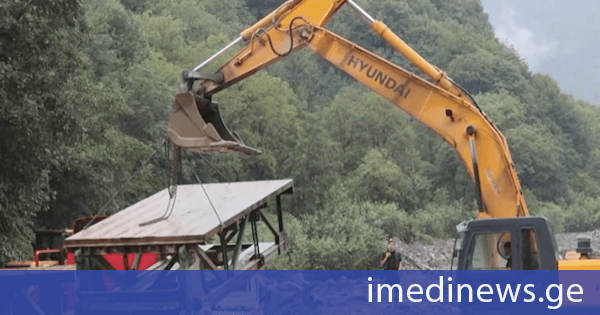 ლენტეხის სოფელ საყდართან სარმის დროებით ხიდს ამონტაჟებენ