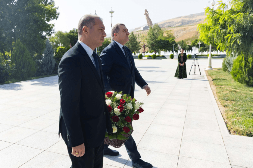 გივი მიქანაძემ თურქმენეთში შოთა რუსთაველის ძეგლი გვირგვინით შეამკო