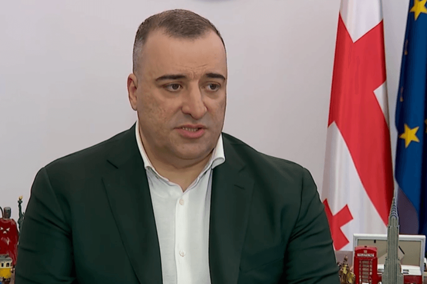 რატი იონათამიშვილი ჩერგოლეიშვილსა და ჟორჟოლიანზე: ამ ქალბატონებს როგორც ჩანს ჰგონიათ, რომ არჩევნებში მონაწილეობას იღებენ არა ადამიანები, არამედ არაჟნის ქილები და ბოთლები. მე შემიძლია ისინი დავამშვიდო, ვინაიდან სააკაშვილი უკვე ძალიან დიდი ხანია, რაც არის არაჟნების ლეგიტიმური პრემიერი, პრეზიდენტიც და ტუსაღიც