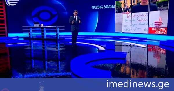 ახალგაზრდა ბიჭი ბანერით - „მე ვარ აფხაზი და თუ თვლი, რომ ძმები ვართ, ჩამეხუტე“. „იმედის კვირის“ მიერ 2021 წელს მომზადებული ექსკლუზიური ინტერვიუ დაურ ბუავასთან