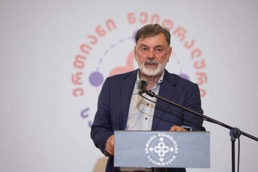 ბიძინა გიორგობიანი: ევროკავშირის რომ იყოს ისეთი მიზიდულობის ცენტრი, როგორიც იყო 10 წლის წინ, ასეთი გაფრთხილების მიცემა გაფართოების კომისარს არც მოუწევდა - ევროკავშირს უკვე უჭირს კანდიდატ ქვეყნებთან ურთიერთობა და ცდილობს, იდეოლოგიზებული განცხადებებით თავს მოახვიოს კანდიდატ ქვეყნებს, მათ შორის საქართველოს, თუ საით უნდა ჰქონდეთ ორიენტაცია აღებული