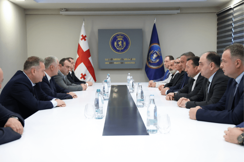 ფინანსთა მინისტრმა საგამოძიებო სამსახურის ახალი ხელმძღვანელი მერაბ გამყრელიძე, უწყების თანამშრომლებს წარუდგინა
