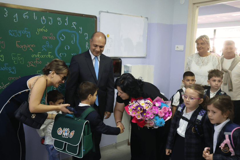 გივი მიქანაძემ მოსწავლეებსა და მასწავლებლებს ახალი სასწავლო წლის დაწყება პირველი ექსპერიმენტული საჯარო სკოლიდან მიულოცა