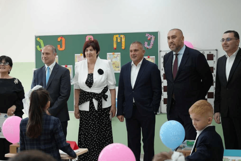 ზურაბ აბაშიძე თბილისის განახლებული 76-ე საჯარო სკოლის გახსნას დაესწრო
