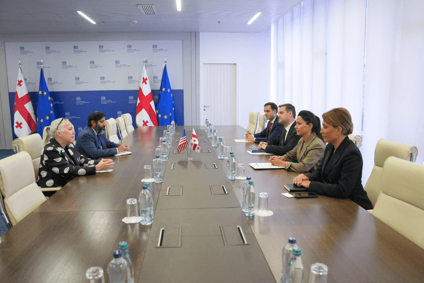 მარიამ ქვრივიშვილმა საქართველოში ამერიკის შეერთებული შტატების ახლადდანიშნულ საქმეთა დროებით რწმუნებულთან, კორტნი ოსტრიანთან გაცნობითი შეხვედრა გამართა
