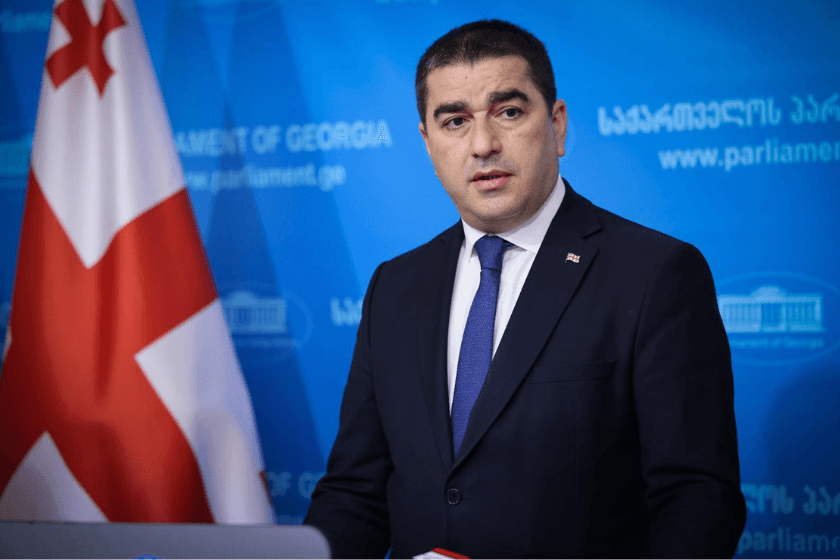 შალვა პაპუაშვილი: ყველას მოვუწოდებ, ნუ იქნებიან ბრიუსელის და მათი მარიონეტი პარტიების იმედად. ასე მიატოვეს სააკაშვილიც. ყველა აღიარებს, რომ ეს იყო ძალადობრივი აქციები,  აღარავინ ამბობს, რომ ვინმე არის უდანაშაულოდ დაჭერილი და ვინც ეს ყველაფერი გაიაზრა, 45-მა ადამიანმა მიმართა შეწყალებაზე პრეზიდენტს და არის კიდევ მიმართვები, რამდენადაც ვიცი