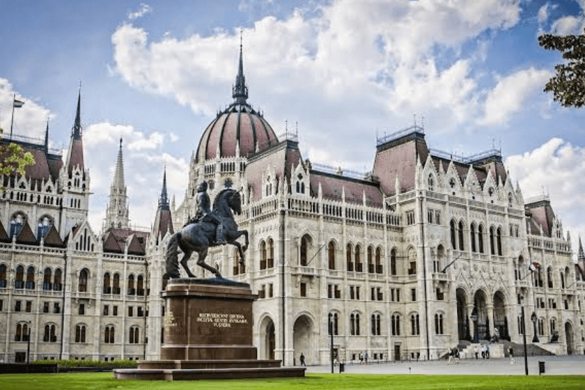 Bloomberg: უნგრეთი აშშ-ს რუსული ნავთობის შესყიდვის გამო სანქციებისგან გათავისუფლების გაგრძელებას სთხოვს