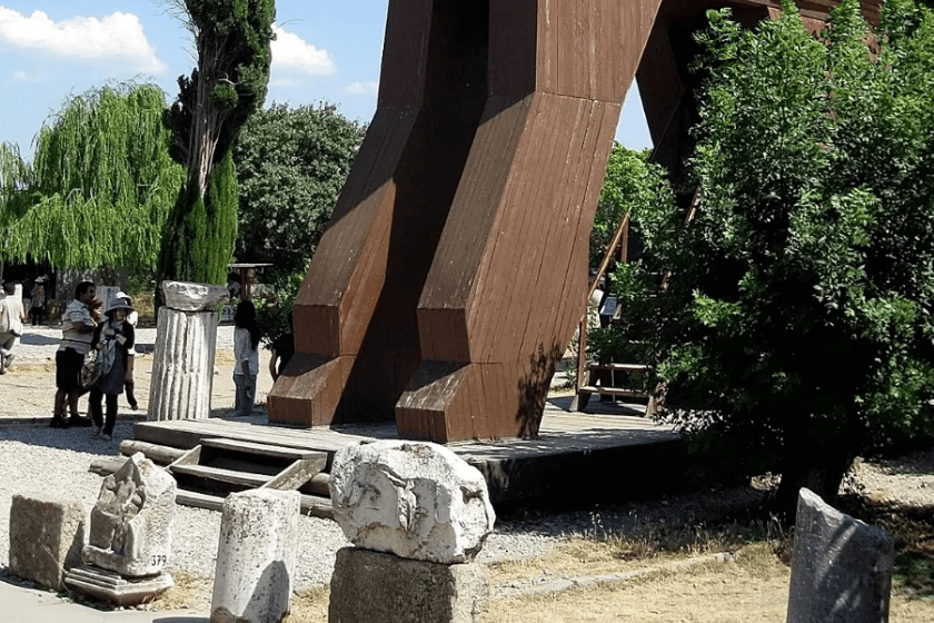 ​ტროაში 2800 წლის აგორა აღმოაჩინეს, რაც იმის ნიშანია, რომ ომის შემდეგ ქალაქში არ დაცარიელებულა