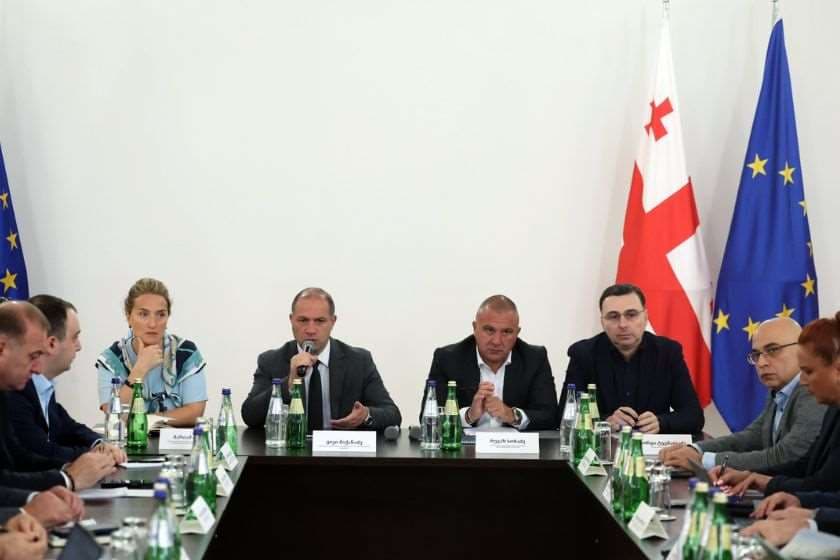უწყებათაშორისმა კომისიამ საჯარო სკოლების ინფრასტრუქტურული განვითარების საკითხებზე, მათ შორის თბილისის 21-ე და მისაქციელის საჯარო სკოლებზე, იმსჯელა