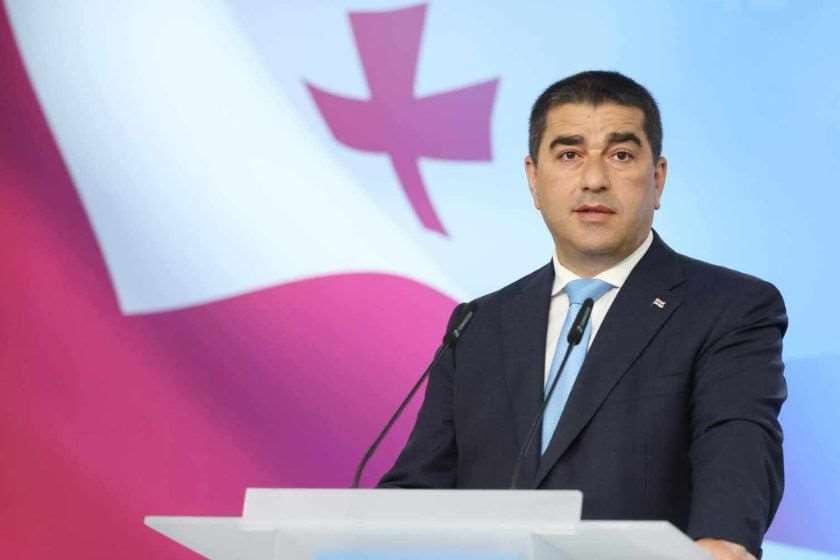 შალვა პაპუაშვილი: როცა ადამიანი ბრიუსელშიც იმავეს ამბობს, რასაც თბილისში, წმინდა ადგილის ზებუნებრივი ძალის რწმენას ბზარი უჩნდება: როგორ შეიძლება, იქ ჩახვიდე და ქედმოხრილი არ ალაპარაკდე?!