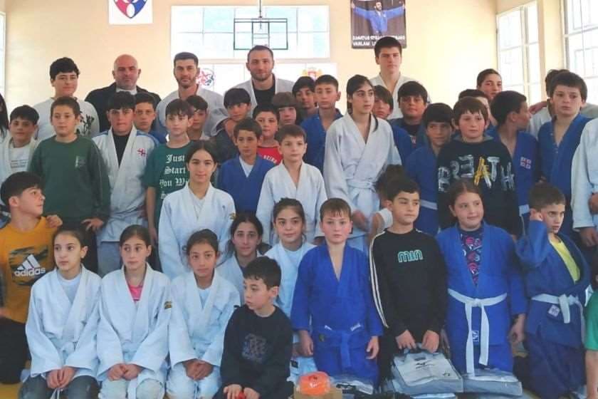 „ქართული ოცნების“ ახალგაზრდული ორგანიზაციის მხარდაჭერით ლენტეხის სპორტულ სკოლებს სპორტული ინვენტარი გადაეცათ