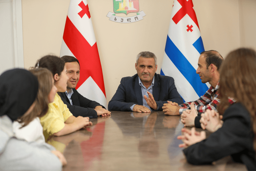 ხულოს მუნიციპალიტეტის მერი ვახტანგ ბერიძე, მოადგილე ნური გორგაძესთან ერთად, სოფელ ბეღლეთის საჯარო სკოლის ახალგაზრდებს შეხვდა